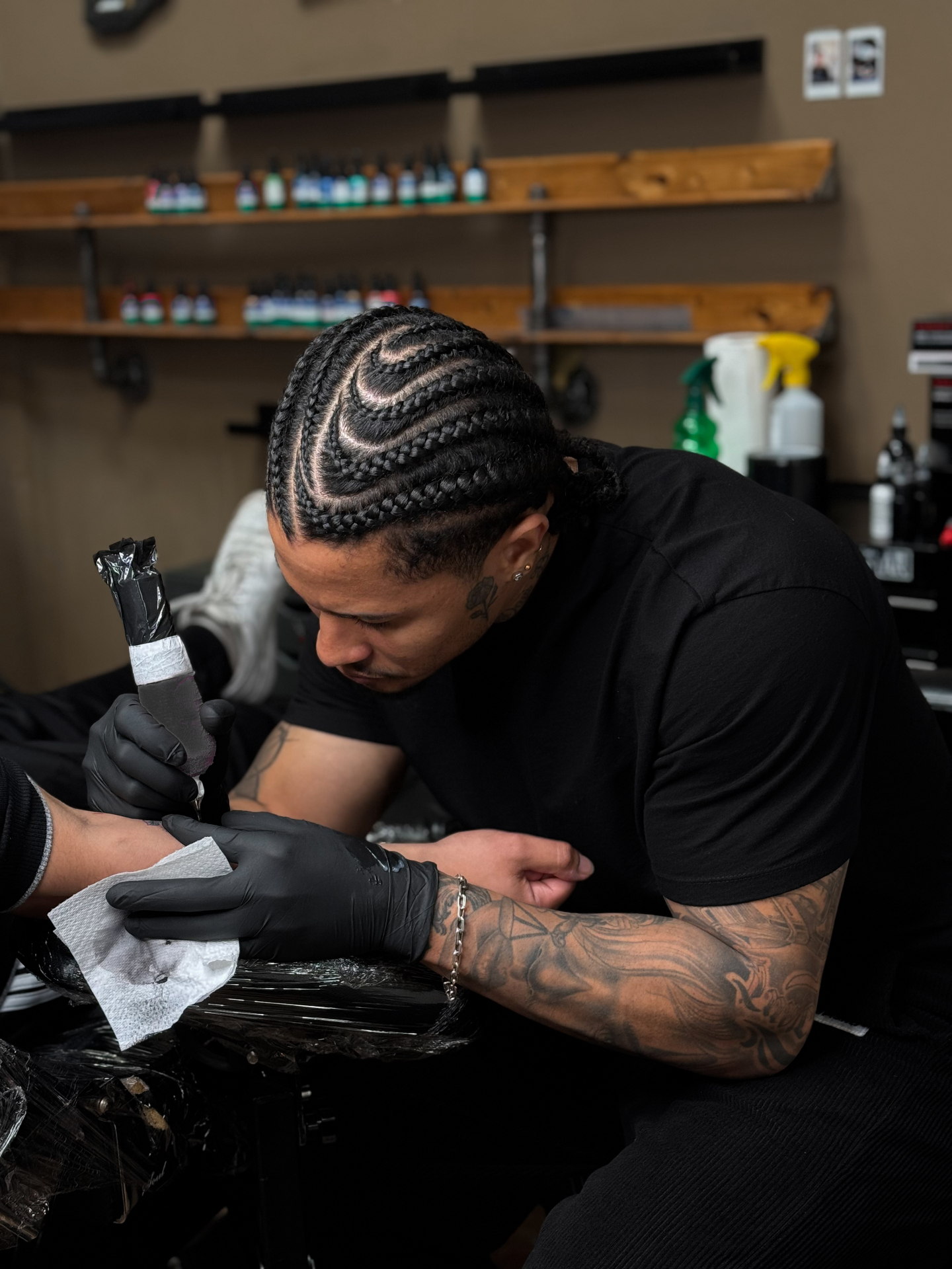 Lukas Gois working on a detailed black and grey piece